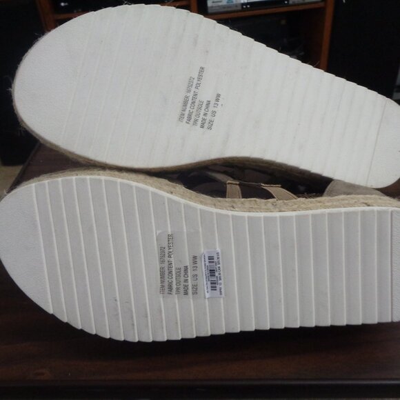 Torrid NWOT Strappy Flatform Sandal - Faux Suede Taupe 13 (WW) Size Lace Up - Picture 4 of 4